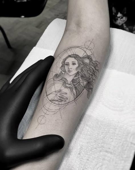 Botticelli, birth of Venus. Venus Tattoo Goddess, The Birth Of Venus Tattoo, Birth Of Venus Tattoo, Birth Of Venus Art, Aphrodite Tattoo, Venus Tattoo, Art Inspired Tattoos, Tattoo Black And White, God Tattoos