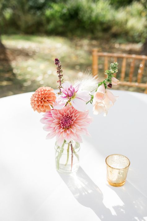 Cocktail Flowers Wedding, Vibrant Minimalist Wedding, Bud Vases On Cocktail Tables, Wedding Decor Round Table Ideas, Bright Centerpiece Wedding, Autumn Wedding Flowers Table, Colorful Bud Vase Centerpiece, Cocktail Wedding Flowers, Bud Vases Cocktail Table