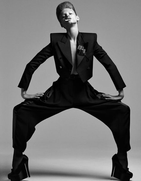 Anna Selezneva by Heidi Slimane for Vogue Paris, April 2008 Structure Clothing, Vogue Poses, Anna Selezneva, High Fashion Poses, Mode Editorials, Fashion Model Poses, High Fashion Photography, Model Pose, 사진 촬영 포즈