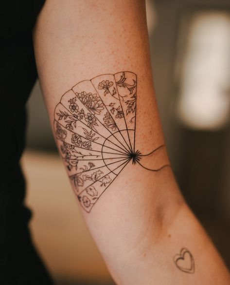 Floral hand fan (dont know if that word is correct) ⁠ ⁠ ⁠ #ornamental #tattoo #ornamentaltattoo #art #blackwork #mandala #ink #dotwork #tattoos #blackworktattoo #blackworkers #mandalatattoo #inked #tattooed #linework #tattooartist #dotworktattoo #tattooart #ornaments #ornament #finelinetattoo #schorndorf #o #blacktattoo #drawing #design #fineline #lineworktattoo #tattooist #flowers Ornamental Fan Tattoo, Ornamental Blackwork Tattoo, Hand Fan Tattoo, Matching Tats, Fan Tattoo, Work Tattoo, Ornamental Tattoo, Line Work Tattoo, Dot Work Tattoo