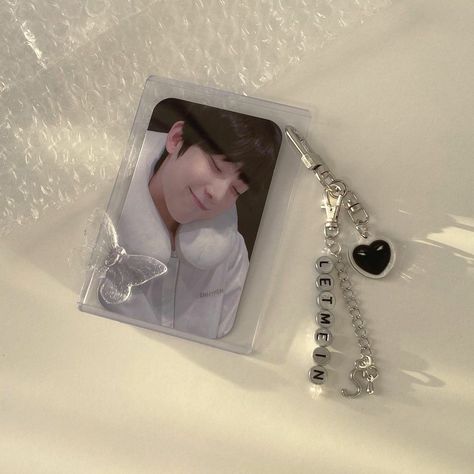 Photocard Keychain, Frame Card, Kpop Merch, Kpop Aesthetic, Fun Crafts, Photo Cards, Life Hacks, Electronic Products, 10 Things