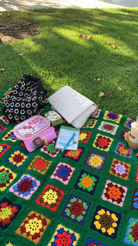 Crochet Outdoor Blanket, Granny Square Picnic Blanket, Chill Day Aesthetic, Crochet Picnic Blanket, Picnic Crochet, Crochet Blanket Sweater, Crochet Picnic, Crochet Baby Blanket Tutorial, Park Blanket