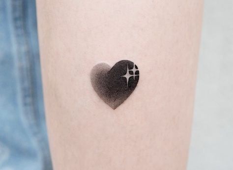 Wings Tattoo Simple, Heart Tattoo Designs For Men, 00 Tattoo, Heart Locket Tattoo, Partner Tattoo, Black Heart Tattoos, Micro Tattoo, Neo Tattoo, Balloon Tattoo