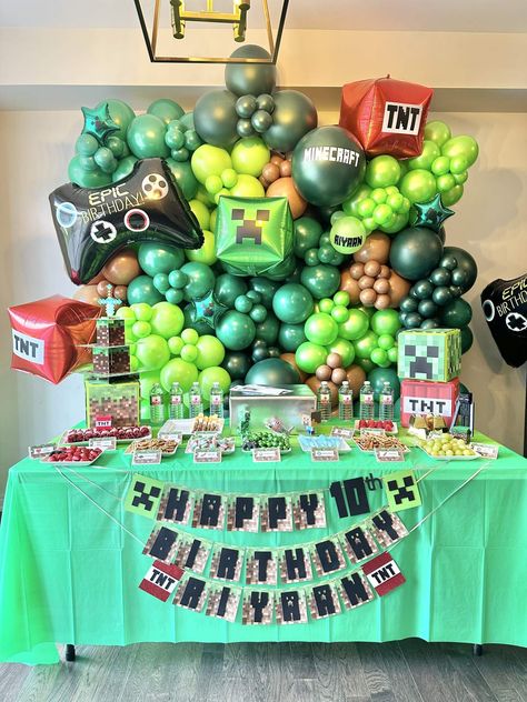 Minecraft Birthday Table Set Up, Minecraft Birthday Balloons, Lego Minecraft Birthday Party, Minecraft Balloon Garland, Girls Minecraft Birthday Party, Mind Craft Birthday, Minecraft Birthday Party Cake, Minecraft Birthday Party Food, Minecraft Birthday Party Decorations