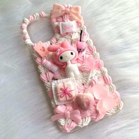 My Melody Decoden Case, Hello Pottery Phone Case, Cream Glue Phone Case Sanrio, Decoden Case Ideas, Kawaii Phone Case Ideas, Sanrio Decoden Case, Deco Phone Cases Whipped Cream, Decoden Phone Case Aesthetic, Deco Den Phone Case