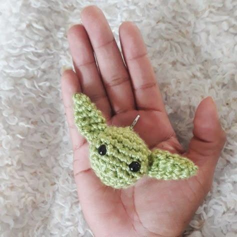 Crochet Baby Yoda Pattern Free, Crochet Star Wars Keychain, Crochet Lightsaber Keychain, Crochet Yoda Keychain, Yoda Keychain Crochet, Grogu Crochet Keychain, Mandalorian Crochet Keychain, Star Wars Crochet Yoda, Crochet Baby Yoda Keychain