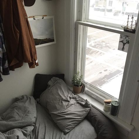 whatinspiresdancaji: “ these 5am shifts have me crashing real bad.  in other news, it’s really cold and everyone already knows that so its not really news. but anyways, stay warm. it’s 4:49pm and I’m... Aesthetic Gray, Retro Bedroom, Minimalist Retro, Dekorasi Kamar Tidur, Minimalist Room, Aesthetic Rooms, House Room, Cozy Room, Room Inspiration Bedroom