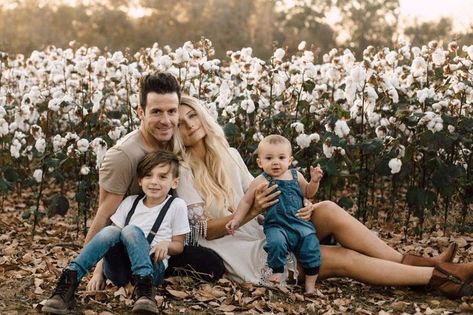 How To Pose Family Of Four, Life Style Family Photography, Cottonfield Photoshoot, Cotton Field Photography Family, Cotton Photo Shoot, Simple Family Pictures, Front Porch Family Pictures, Fall Cotton Field Family Pictures, Cotton Family Pictures