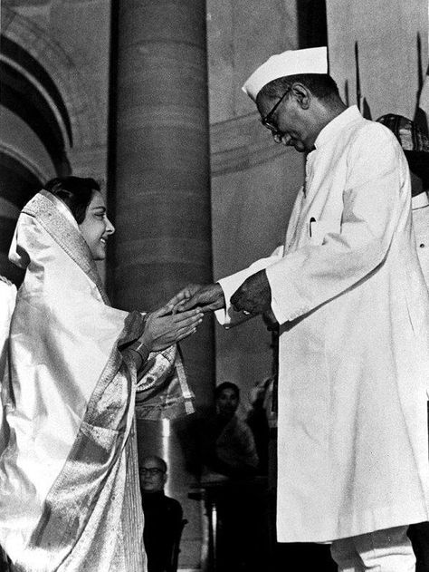 Nargis Dutt, receiving Padma Shri award from the President, Dr. Rajendra Prasad,  at Rashtrapati Bhavan, New Delhi on October 29, 1958. Dr Rajendra Prasad, Rajendra Prasad, Bollywood Retro, Indian Legends, Mother India, Vintage Vignettes, Best Actress Award, National Film Awards, English Movies