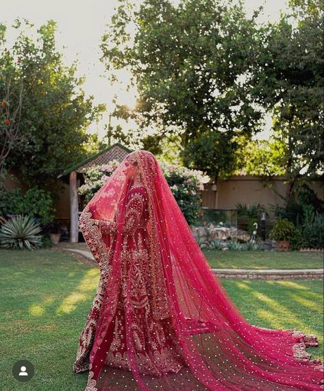 Nikkah Veil Ideas, Dulhan Dupatta Pakistani Bridal, Bridel Lehngas Simple, Mehroon Bridal Lehngas, Nikkah Veil, Red Bridal Veil, Pakistani Bridal Makeup Red, Stylish Dupatta, Medical Bedding