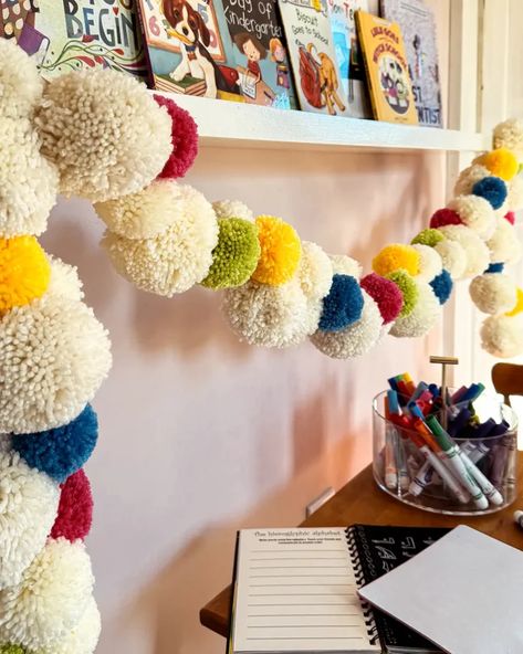 Fuzzy Ball Crafts, Wool Felt Pom Pom Crafts, Diy Large Pom Poms, Pom Pom Tree Garland, Diy Pom Poms Yarn, Easy Pom Pom Crafts, Pompom Garland Diy, How To Make Pompoms, Pom Pom Room Decor