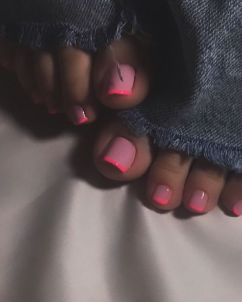 Feet Pedicure Nails, Pink French Tip Toe Nails, Pink French Toes, Black Pedicure Toenails, Pink French Pedicure, Pink French Tip Toes, Pedicure Inspiration, French Tip Toes, Pink Pedicure