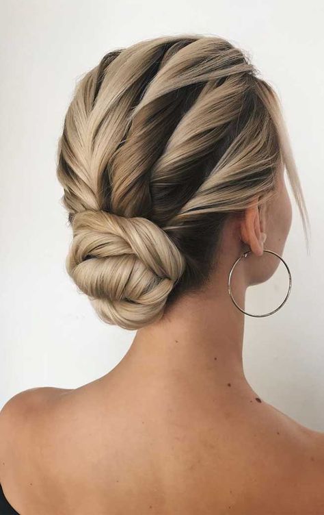 Looking for the latest hair do? Whether you want to add more edge or elegance – Updo hairstyles can easily make you look sassy and elegant. So if... Cute Bun Hairstyles, Hairstyles No Braids, Elegant Wedding Hair, Up Dos For Medium Hair, Best Wedding Hairstyles, Updos For Medium Length Hair, Hairstyles Updo, Penteado Cabelo Curto, Wedding Hairstyles Updo