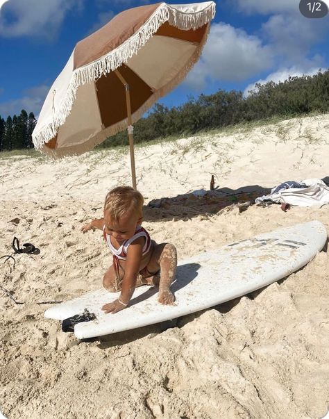 Beach Kids Aesthetic, Babies On The Beach, Family Surfing, Kids Surfing, Kids On The Beach, Surfer Kids, Baby Surf, Hawaii Kids, Beach Babies