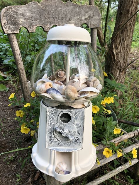 Gumball machine with seashells Modern Midevil, Gumball Machine Art, Gumball Machine Diy, Gumball Machine Ideas, Vending Machine Ideas, Goodwill Upcycle, Vintage Craft Room, Vintage Gumball Machine, Diy Gumball Machine