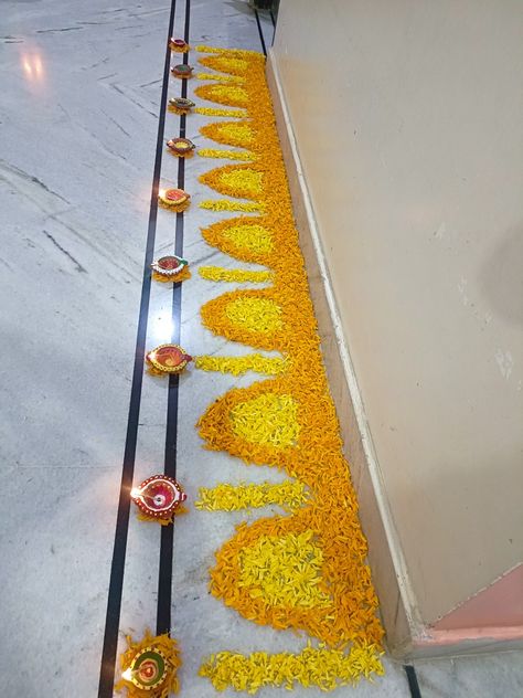 Border Rangoli Designs Flower, Varalakshmi Pooja, Simple Flower Rangoli, Diwali Ideas, Design Rangoli, Janmashtami Decoration, Diwali Decoration Items, Diwali Decorations At Home, Wedding Gift Pack