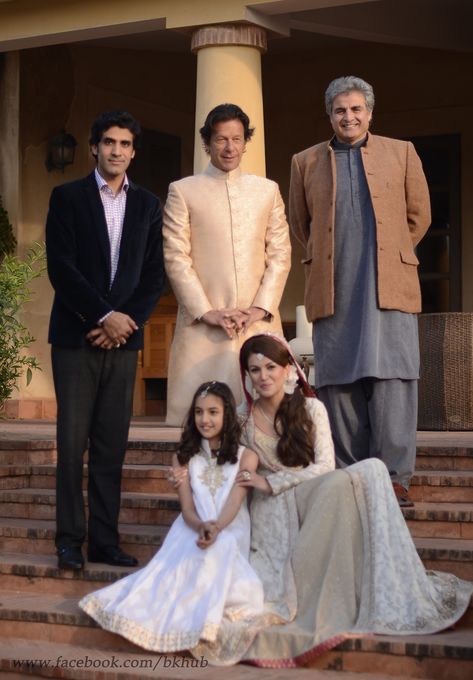 The couple pose with guests at the wedding.— Photo by Belal Khan Imran Khan Wedding, Imran Khan Cricketer, Reham Khan, History Of Pakistan, Kids Wear Girls, Muslim Images, Bollywood Cinema, Historical People, Newly Married Couple