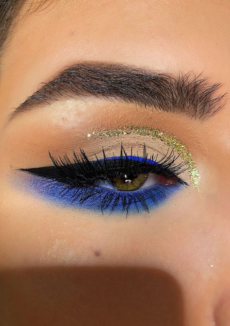 Royal blue queen makeup ✨💎 follow @mileena_nik for more! Blue And Gold Eyeliner, Prom Dresses Royal Blue And Gold, Royal Blue Makeup Ideas For Prom, Gold And Royal Blue Makeup, Royal Blue Eye Makeup For Quince, Royal Blue Simple Makeup, Royal Blue And Gold Eye Makeup, Royal Blue Eyeshadow Looks For Quince, Royal Blue Eyeliner Looks