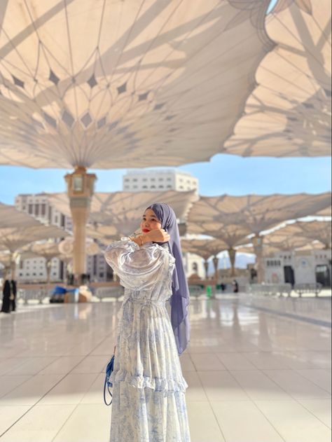 Abaya Photography, Umroh Outfit, Dressing For Women, Mecca Madinah, Disney Original Movies, Flight Outfit, Islamic Things, Friend Songs, Ootd Dress