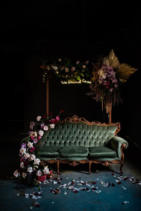 Green Velvet Couch, Vintage Couch, Green Couch, Jewel Tone Wedding, Velvet Couch, Dark Wedding, Moody Wedding, Trik Fotografi, Gothic Wedding