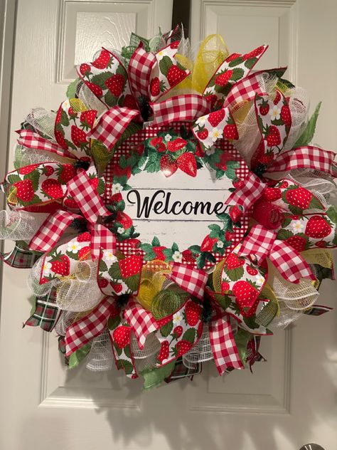 Great wreath with a strawberry theme. Strawberry Mesh Wreath, Strawberry Deco Mesh Wreath, Strawberry Wreath Ideas, Designer Wreaths, Wreath Business, Strawberry Wreath, Diy Wreath Bow, Strawberry Theme, Deco Mesh Wreaths Tutorials