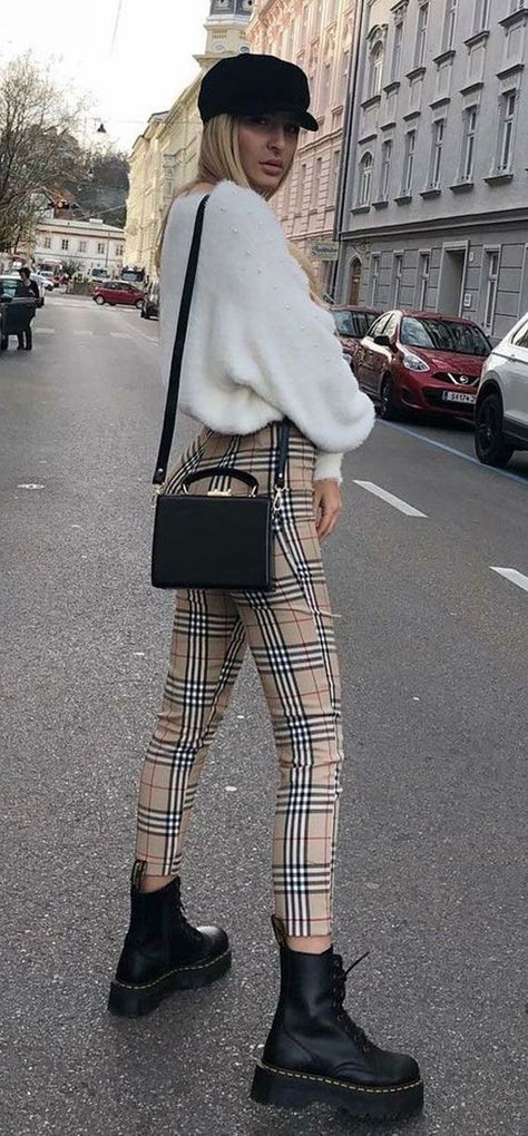 #burberry #tartan #pants #nova #blogger #ootd #inspo #fashion #style Doc Martens Outfit, Winter Ootd, Winter Knitwear, Rock Outfit, London Outfit, Trending Fashion Outfits, Urban Street Style, Outfit Trends, Street Style Winter