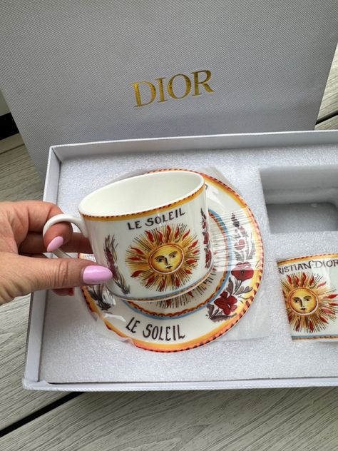 Dior Tea Set, Dior Tableware, Designer Plates, Dior Cafe, Cafe Vibes, Pastry Design, Elegant Plates, Cute Coffee Cups, Uni Room