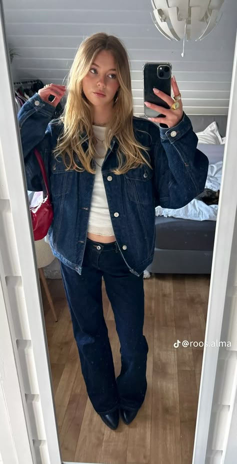 Blue Denim Jacket Outfit Aesthetic, Jean Jacket Womens Outfit, Washed Denim Jacket Outfit, Jean Jacket Fall Outfits, Dark Jean Jacket Outfits, Dark Blue Denim Jacket Outfit, Dark Denim Jacket Outfit, Jean Jacket Outfits Winter, Denim Jacket Outfit Fall