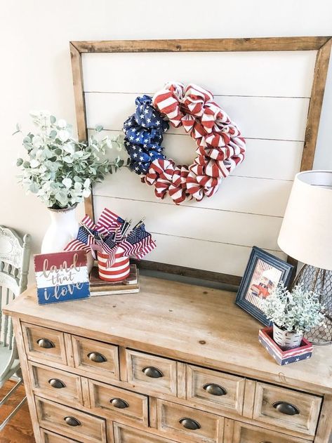 Simple patriotic decor ideas for Summer in my entry way By Wilshire Collections Home decor ideas, Farmhouse, Farmhouse decor, decorating, decorating styles#farmhouse #farmhousedecor #homedecor #decor #decoratingideas #4thofJuly #americana #patriotic Summer Entryway Decor, Patriotic Decor Ideas, Crafty Decorator, Wilshire Collections, Mantle Decorating, Patriotic Wreaths, Church Office, America Decor, July Ideas