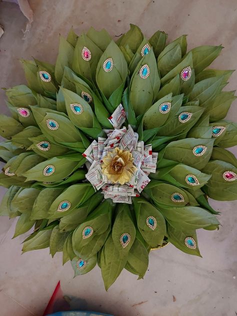 Vethalai Plate Decoration, Thambulam Ideas, Seervarisai Thattu, Agrasen Jayanti, Engagement Plates, Flower Wall Decor Diy, Pista Shell Crafts, Coconut Decoration, Wedding Gift Hampers