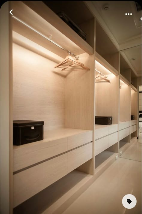 Luxury Reach In Closet, White Oak Closet, Walking Closet Modernos, Master Closet Design, Dream Closet Design, Walk In Closet Design, Closet Design Layout, Luxury Closets Design, Modern Closet