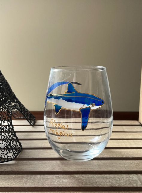 500 ml Shark Glass, hand-painted with glass paint - La Vidriela. Shark, Alopias, Sea Shark Painting, Painting Reference, Stained Glass Paint, Painted Glasses, Glass Paint, Painted Wine Glasses, Marine Animals, Reference Photos, May 27