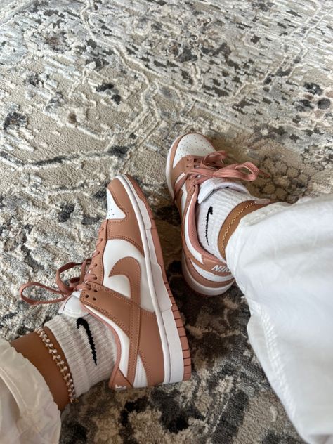 Rose Whisper Dunks, Dunk Outfit, How To Dress Well, Dunks Outfit, Dream Shoe, Daily Outfit Inspiration, Dress Well, Dream Shoes, Fashion Outfit