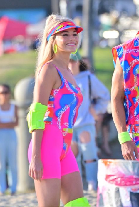 margot robbie as barbie on the set of barbie Margot Robbie Outfit, 80s Workout Costume, Skate Outfit, Margot Robbie Style, Barbie Halloween Costume, Barbie Halloween, Halloween Retro, Barbie Costume, Swimwear Suits