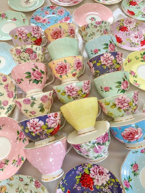 Tea Gifts. Mismatched Tea Cups and Saucers. Party Favors - Etsy Tea Room Decor, Greenhouse Cafe, Cute Tea Cups, Cottagecore Summer, Tea Party Table, Rainbow Coffee, Teacups And Saucers, Pretty Tea Cups, Tea Cups And Saucers