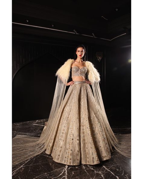 Ethereal Elegance: Bora Honey's Signature Indian Bridal Lehenga Designs for Timeless Weddings Corset Lehenga, Cocktail Lehenga, Sangeet Dress, Wedding Bride Dress, Indian Bridal Couture, Ivory Lehenga, Hand Embroidery Work, Bridal Lengha, Indian Wedding Bride