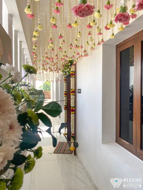 Home Entrance Flower Decoration, Staircase Flower Decoration Indian, House Inauguration Decoration, Indian Home Wedding Decor, Puja Flower Decoration, Home Inauguration Decoration, Gruh Pravesh Decoration, Flower Decoration For House Warming, Pooja Room Decoration Ideas With Flowers