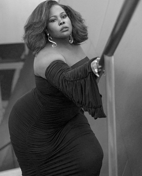 Revive Me Jl Seegars, Amber Riley Photoshoot, Long Dress Photoshoot, Chubby Girl Fashion, Plus Size Photography, White Pic, Amber Riley, Curvy Clothes, Plus Size Posing