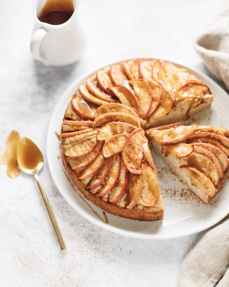 Spiced apple cake with salted maple caramel that will make you feel warm and cozy | Teak & Thyme | #cake #apples #saltedcaramel #applecake Oreo Macarons, Thyme Cake, Spiced Apple Cake, Cake Shot, Maple Caramel, Baking Prints, Apple Pie Cake, Maple Recipes, Vancouver Food