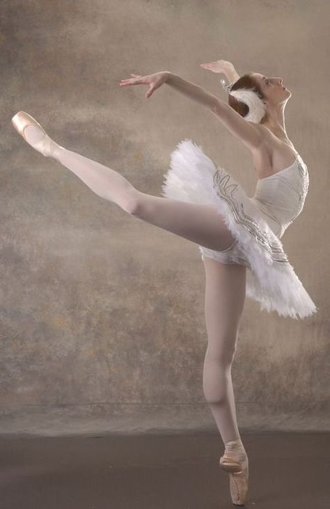 Ballerina Figure, Ballerina Poses, Ballet Images, Dance Picture Poses, Ballet Pictures, Beautiful Dance, Ballet Beauty, Dance Photography Poses, Ballerina Tutu