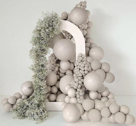 White Sand Balloon Garland, White And Cream Balloon Garland, Neutral Backdrop With Balloons, Minimalist Balloon Decor, Modern Balloon Arch, Neutral Color Graduation Party, Ballon Designs Ideas, Neutral Color Baby Shower Ideas, Cream Balloon Arch