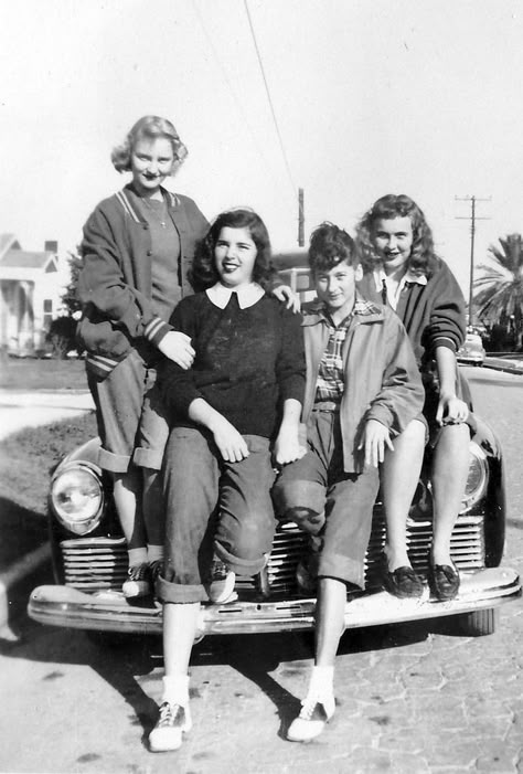 vintage everyday: 45 Interesting Vintage Photographs That Show Bobby Soxers of… Car Backdrop, Teddy Girl, Four Women, Saddle Shoes, Vintage Everyday, Vintage Life, 1940s Fashion, Moda Vintage, Look Vintage