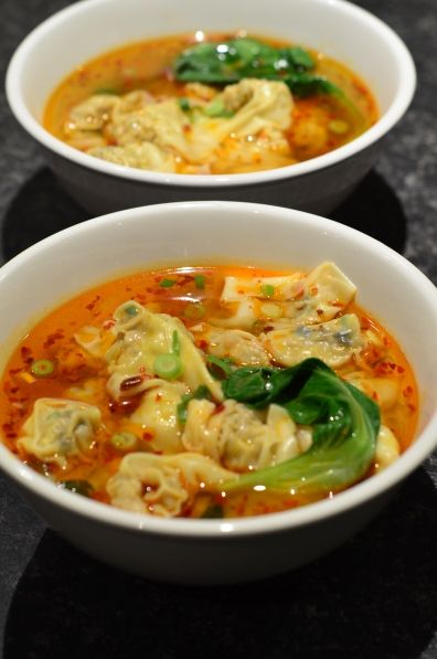 Dim Sum Soup, Dumping Soup, Prawn Wontons, Wonton Soup Recipe, Asian Soup Recipes, Soup Rice, Wonton Recipes, Spicy Soup, Dumplings For Soup