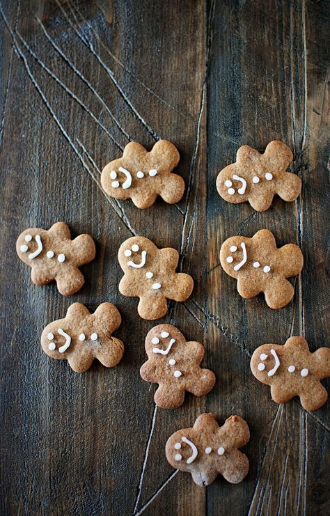 Mini Gingerbread Men Cookies Mini Gingerbread Men, Easy Gingerbread Cookie Recipe, Healthy Gingerbread Cookies, Kitchen Cookies, Ginger Loaf, Gingerbread Men Cookies, Gingerbread Cookie Recipe, Cookies Light, Christmas Baking Cookies