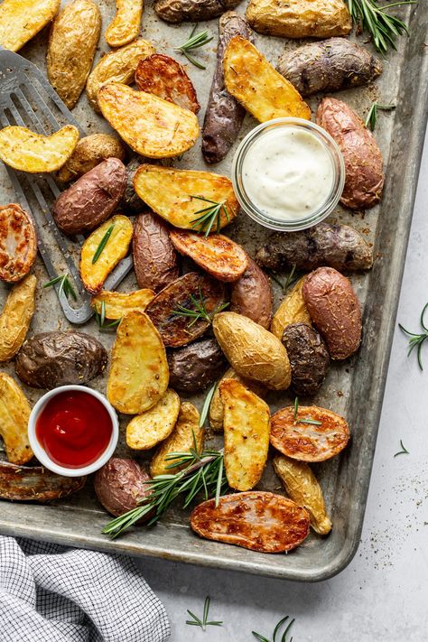 25-Minute Garlic Rosemary Roasted Fingerling Potatoes - The Natural Nurturer Garlic Fingerling Potatoes, Roasted Yukon Gold Potatoes, Fingerling Potatoes Recipes, Natural Nurturer, Roasted Fingerling Potatoes, Garlic Roasted Potatoes, Rosemary Potatoes, Slow Cooker Roast, Garlic Potatoes