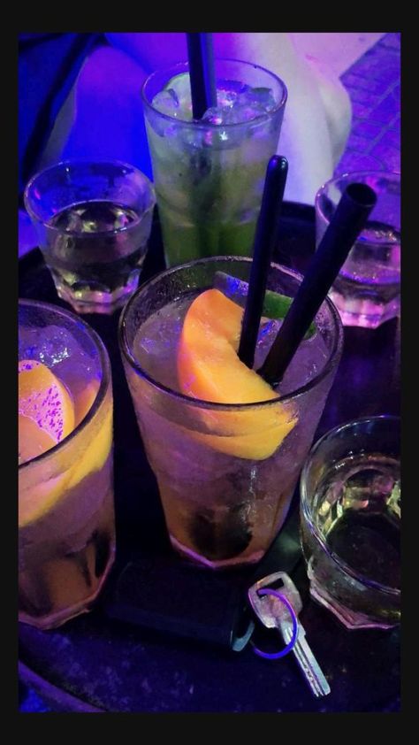 Story Fake Instagram, Alcohol Pictures, Liqueur Drinks, Pretty Alcoholic Drinks, Story Fake, Alcohol Party, Alcohol Aesthetic, Fancy Drinks, Pretty Drinks