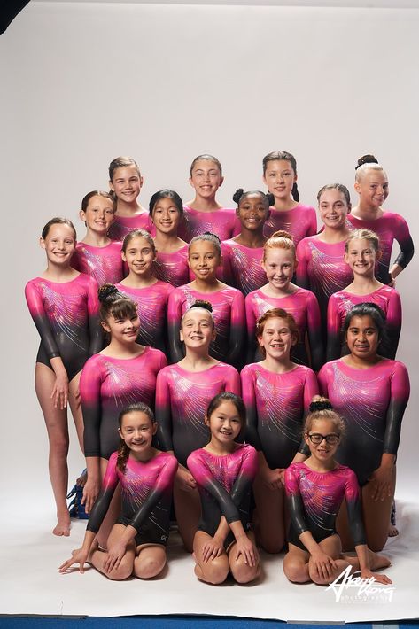 Gymnastics Team Pictures, Gymnastic Photoshoot, Dance Photo, Gymnastics Poses, Gymnastics Photos, Group Poses, Gymnastics Team, Gymnastics Photography, Us Olympics