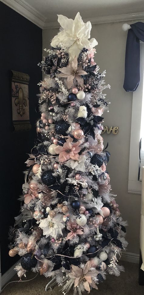 Pink Blue Gold Silver Christmas Tree, Rose Gold And Blue Christmas Tree, Pink And Black Christmas Decor, Pink And Black Christmas Tree, Designer Christmas Tree, Christmas Tree Farmhouse, Pink Xmas Tree, Christmas Tree Colour Scheme, Pink Christmas Tree Decorations