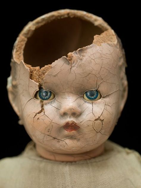 Porcelain Doll Makeup, Vintage Foto's, Broken Doll, Scary Dolls, Porcelain Jewelry, Doll Photography, Creepy Dolls, Old Dolls, Doll Parts