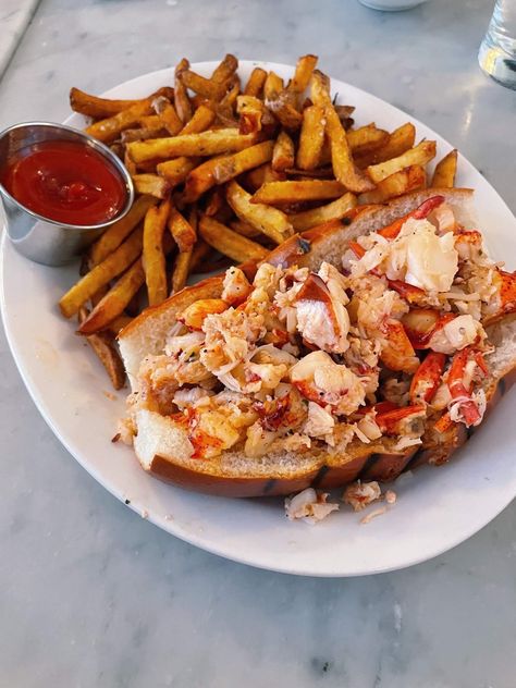 Boston Aesthetic, Best Lobster Roll, Boston Food, Boston Restaurants, Newbury Street, Visiting Boston, Chocolate Sponge Cake, Garlic Noodles, Mexican Grill